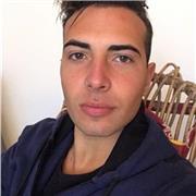 Insegnante di inglese, vissuto negli Stati Uniti per molto tempo e frequentato l High School